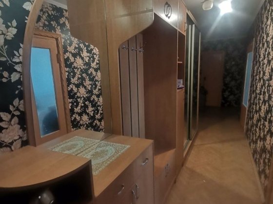 Продається простора трикімнатна квартира