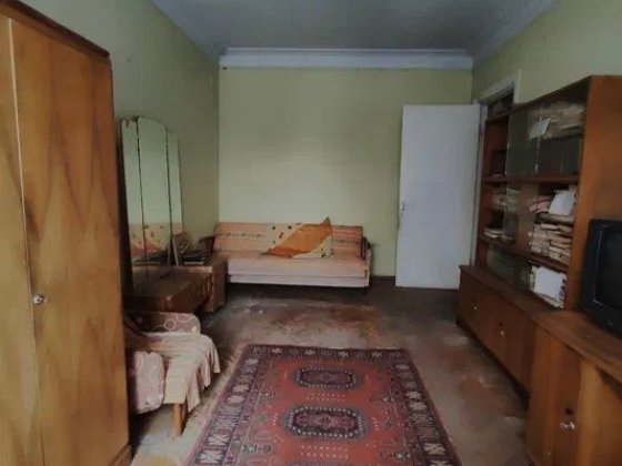 Продається 2к квартира, вул. Театральна, під ремонт