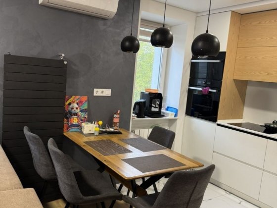 Продам 3-кімнатну квартиру: 2 спальні та кухня--вітальня, м. Дніпро Днепр