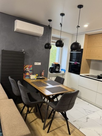 Продам 3-кімнатну квартиру: 2 спальні та кухня--вітальня, м. Дніпро - фото 1