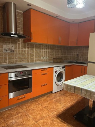 Продається 2-кім. квартира з ремонтом та меблями вул. Братиславська 9а - фото 1