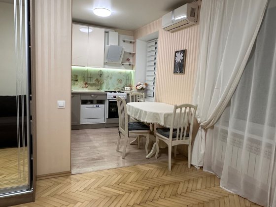 Красноткацкая. Червоноткацька (В. Черчилля), 26. метро Черниговская Киев