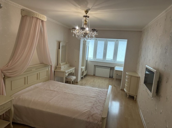 Трикімнатна. Комарова. - фото 1