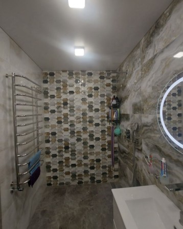 Сучасна 3к квартира з дорогим ремонтом. - фото 1