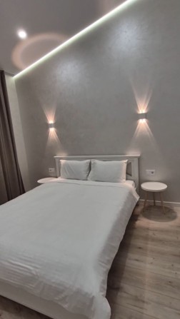 Продам 2 к. квартиру с ремонтом и мебелью - фото 1