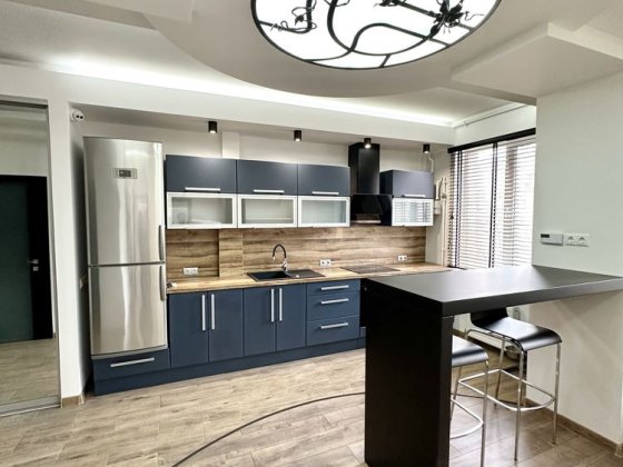 Продам 2-х к. квартиру с паркингом инд. газ. отопл. клубный дом Дніпро