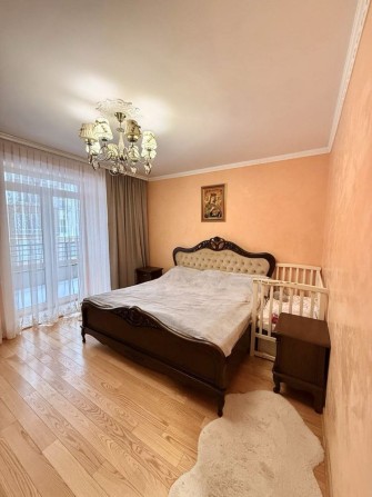 Трикімнатна квартира з ремонтом з дорогих матеріалів - фото 1