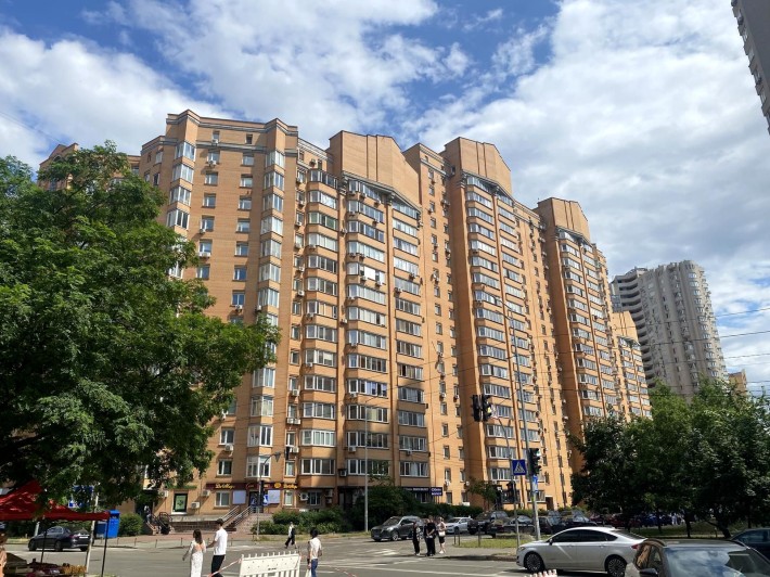 Простора 2-кімнатна квартира з якісним ремонтом вул. Срібнокільська 24 - фото 1