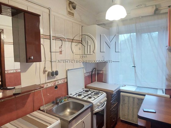 Продаж. 2-кімнт. Оріхуватська (Бурмистенка), 13. Метро Васильківська Киев