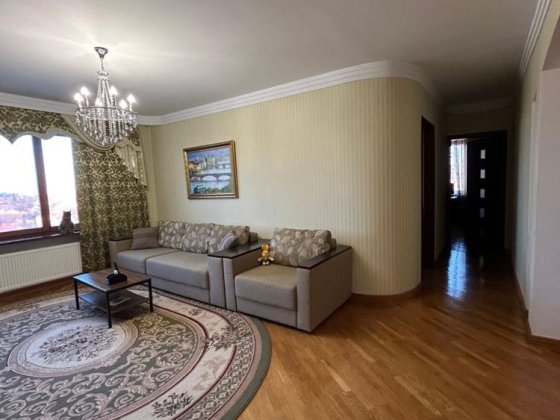 Продається простора 4-х кімнатна квартира в самому центрі міста. Житомир