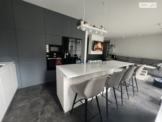 простора трьох кімнатна квартира Львов