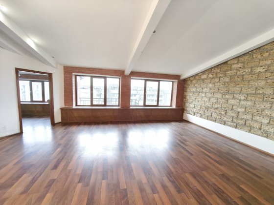 Продаю 4 комнатную квартиру. Центр. Николаев