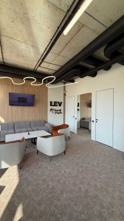 ПРОДАЄМО БЕЗ КОМІСІЇ 2кім+кух.студіо+тераса Пилипа Орлика посеред ЛІСУ - фото 1