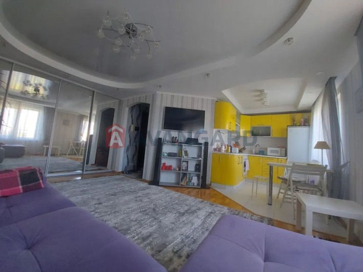 Продається 3-кімнатна квартира з панорамними балконами - фото 1