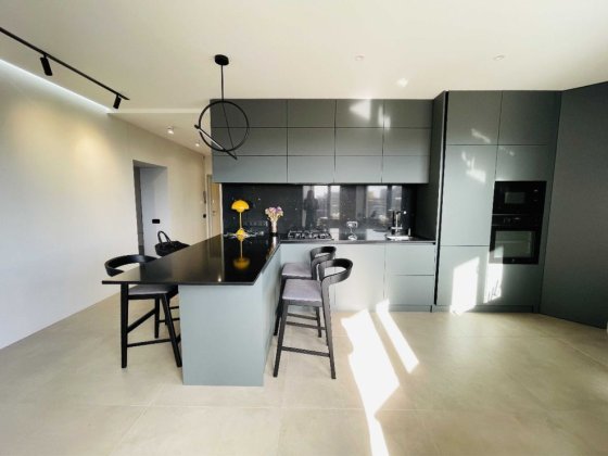 Простора квартира з терасою в ближньому центрі Львов