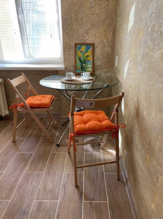 Продам 1-но комн. квартиру возле Яхт-Клуба 2 эт, ремонт, мебель! - фото 1