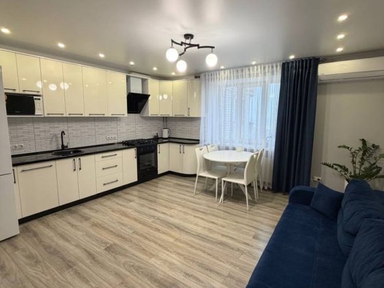 Велика 3-кімнатна квартира 106 м² з євроремонтом у цегляному будинку