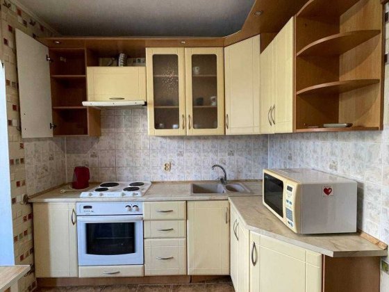 Кв.60 кв.м., 1 поверх, Ревуцького 19/1. Ст.м."Харківська". Без комісії Киев