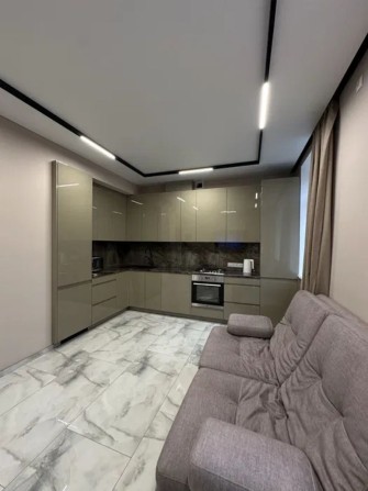 Продам ексклюзивну повністю укомплектовану квартиру в центрі міста. - фото 1