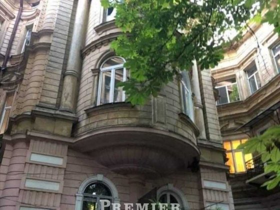 Продам просторную 1 ком. квартиру, 52 кв. . Исторический Центр. Одесса