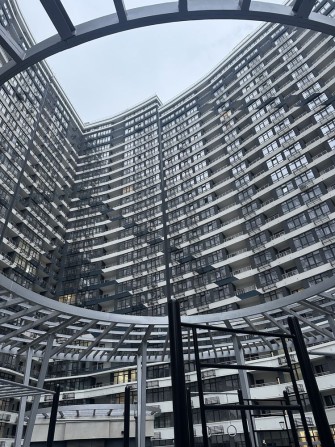 Продам 1 комнатную квартиру с балконом ЖК Атмосфера - фото 1