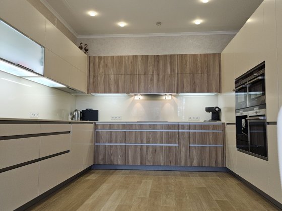 ПРЕСТИЖ ХОЛЛ. ЦЕНТР 4 ком.  210 м. Киев