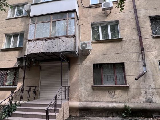 Продаю 2 комн. Сталинку , старый центр , 1 этаж Миколаїв