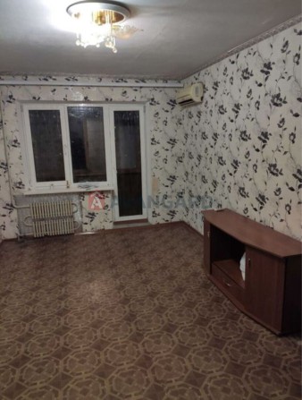 Продам простору 1 квартиру по вул.Чаривной. - фото 1