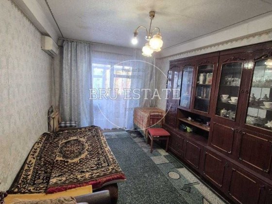 Продам без % велику 3к кв на середньому поверсі на вул Миколайчука 13 Київ