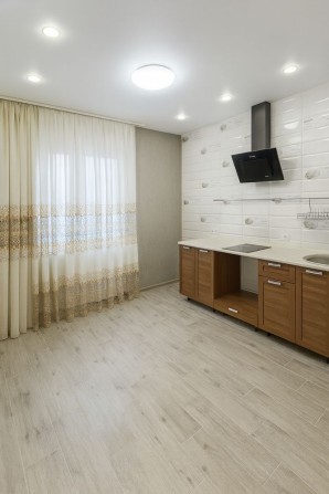 Тепла доступна квартира обжита новобудова Біля метро - фото 1