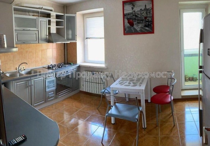 R8 Продам 3к. квартиру з ремонтом біля метро Захисників України - фото 1