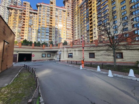 сдам паркінг ЖК Либединий Ревуцького 40В Киев