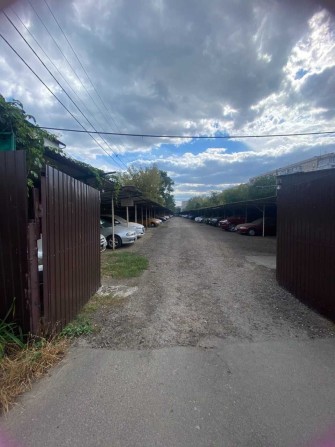 Сдам крытое место на охраняемой стоянке - 8,5 Люстдорфской дороги - фото 1