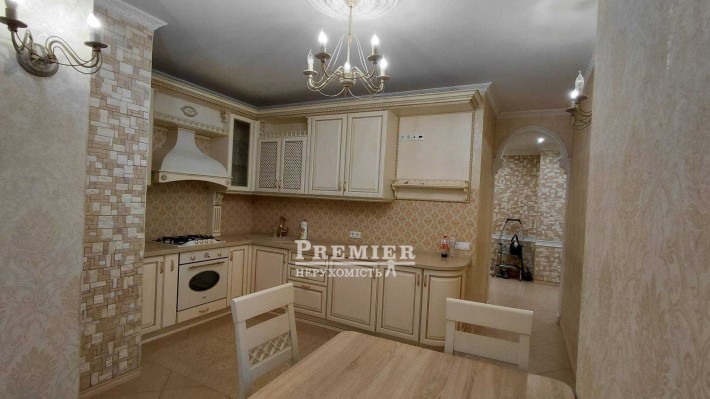 Продам сучасну 2-кімнатну квартиру з авторським ремонтом - фото 1