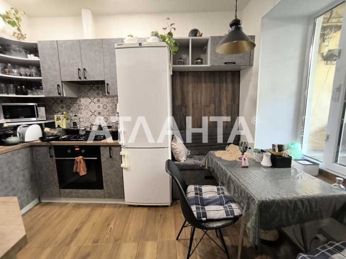 Продам 3 комнатная с капремонтом со своим Двором Центр - фото 1