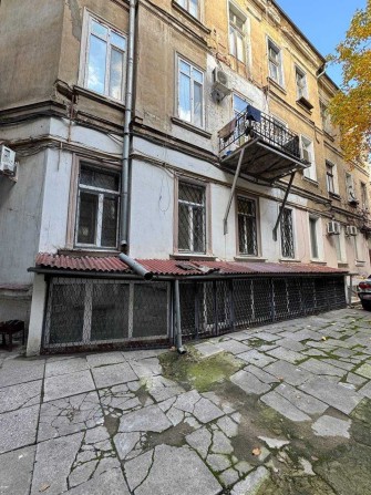 В продажу простора 3-кімнатна квартира в центрі міста! - фото 1