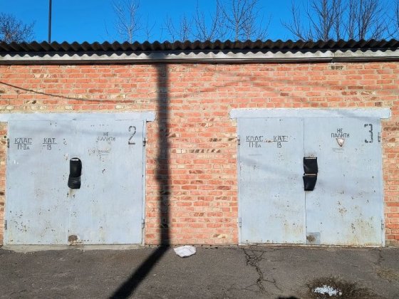 Гараж на центральній вул., 3фази, велика потужність , світло  є завжди Гадяч