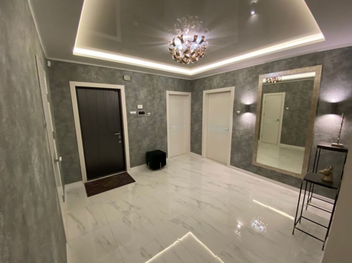 ПРОДАМ Простору 3х кімнатну квартиру з дизайнерским ремонтом! - фото 1