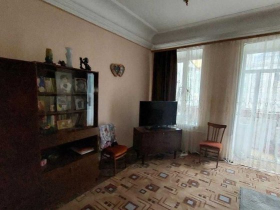 3к на Богдана Хмельницкого средний этаж 2 балкона своё отопление Одеса