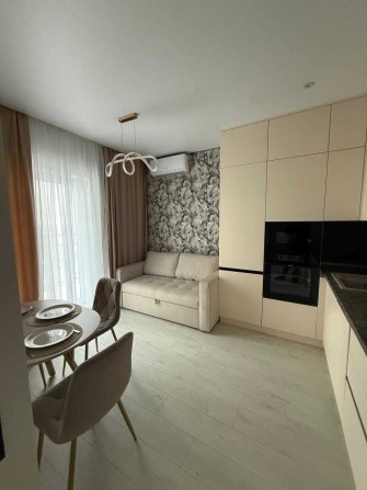 Стильная квартира в 65 Жемчужине на Краснова! Кадорр Сити. 1N28 - фото 1