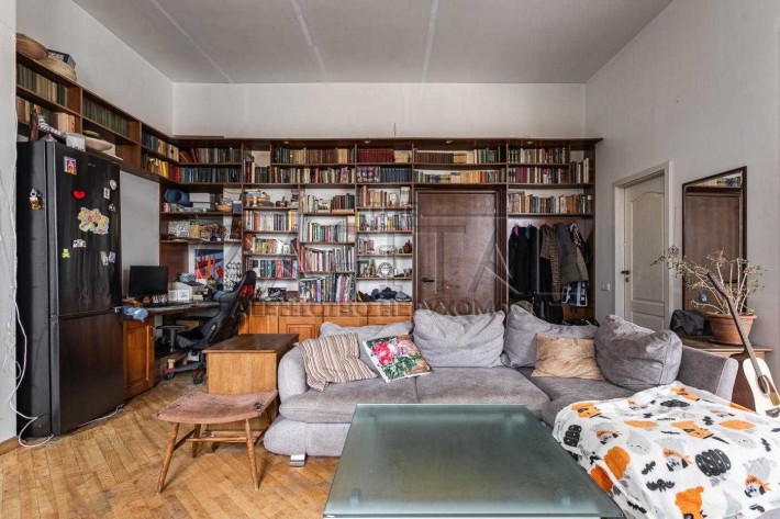 Поділ | Простора квартира 58 м² з високими стелями з ремонтом - фото 1