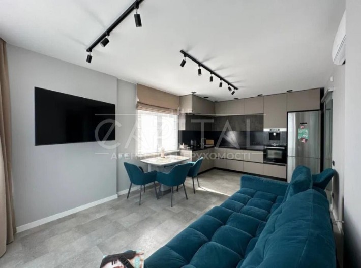 Простора 2-кімнатна квартира з кухнею-студією в ЖК Family  Friends - фото 1