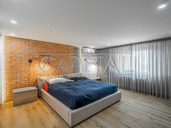 Унікальна квартира з терасою та індустріальним характером Киев