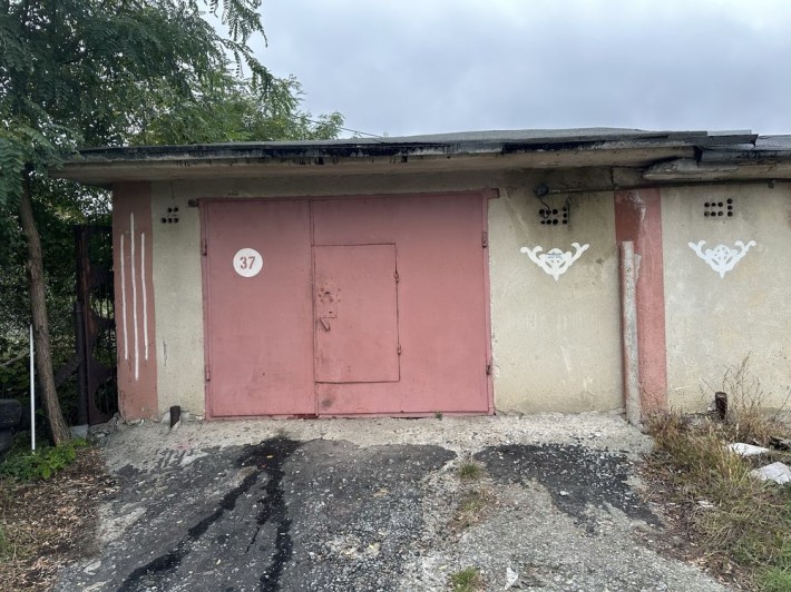 Продам гараж в районі хлібзаводу, перша лінія до центру міста - фото 1