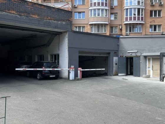 ТЕРМІНОВО продається парко-місце! Киев