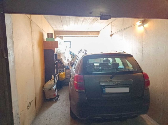 Гаражный бокс 18м2 в 5эт.здании на Оболони,с окном на фасад светлый! - фото 1