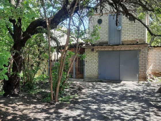 Продам 2х поверховий гараж в центрі міста. Апостолове