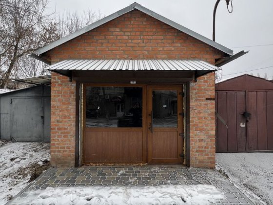 Продам  (Оренда) гараж. Можна використовувати в комерційних цілях. Пирятин