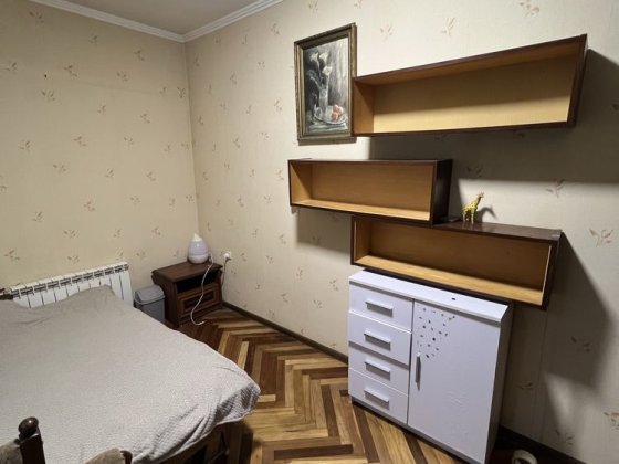 Здається кімната для однієі дівчини в трьохкімнатній квартирі Київ