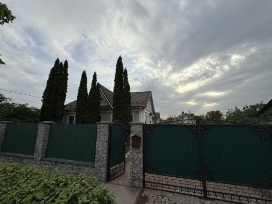 ВІЛЬНИЙ  —здається половина будинку Прилуки